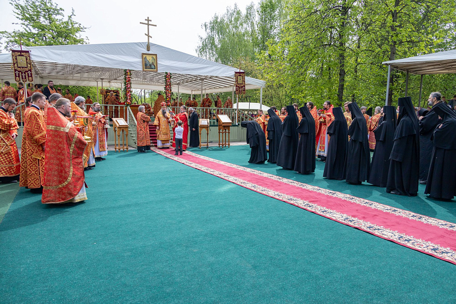 В праздник Собора новомучеников, в Бутове пострадавших, Патриарший наместник Московской митрополии возглавил Литургию на Бутовском полигоне