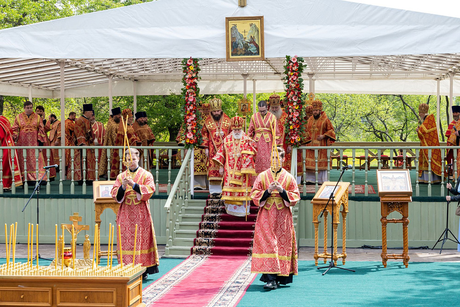 В праздник Собора новомучеников, в Бутове пострадавших, Патриарший наместник Московской митрополии возглавил Литургию на Бутовском полигоне