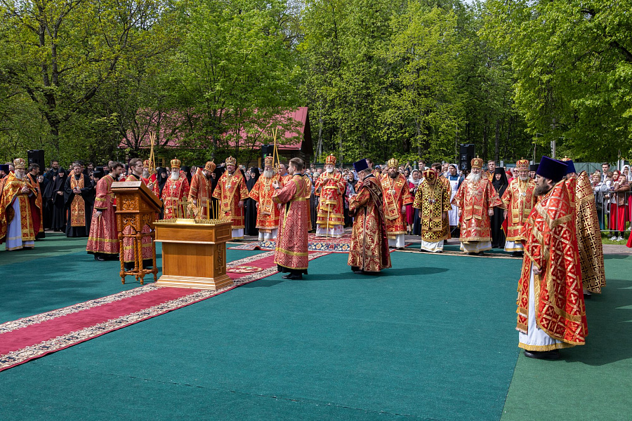 В праздник Собора новомучеников, в Бутове пострадавших, Патриарший наместник Московской митрополии возглавил Литургию на Бутовском полигоне