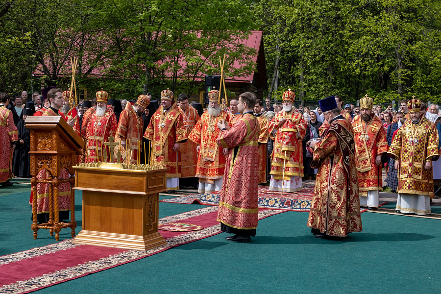 В праздник Собора новомучеников, в Бутове пострадавших, Патриарший наместник Московской митрополии возглавил Литургию на Бутовском полигоне