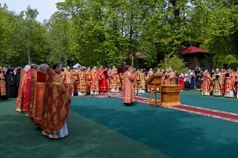 В праздник Собора новомучеников, в Бутове пострадавших, Патриарший наместник Московской митрополии возглавил Литургию на Бутовском полигоне