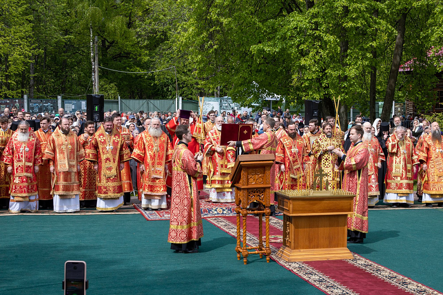 В праздник Собора новомучеников, в Бутове пострадавших, Патриарший наместник Московской митрополии возглавил Литургию на Бутовском полигоне