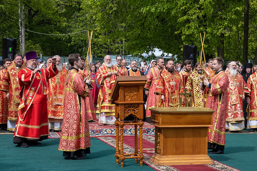 В праздник Собора новомучеников, в Бутове пострадавших, Патриарший наместник Московской митрополии возглавил Литургию на Бутовском полигоне