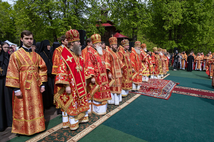 В праздник Собора новомучеников, в Бутове пострадавших, Патриарший наместник Московской митрополии возглавил Литургию на Бутовском полигоне