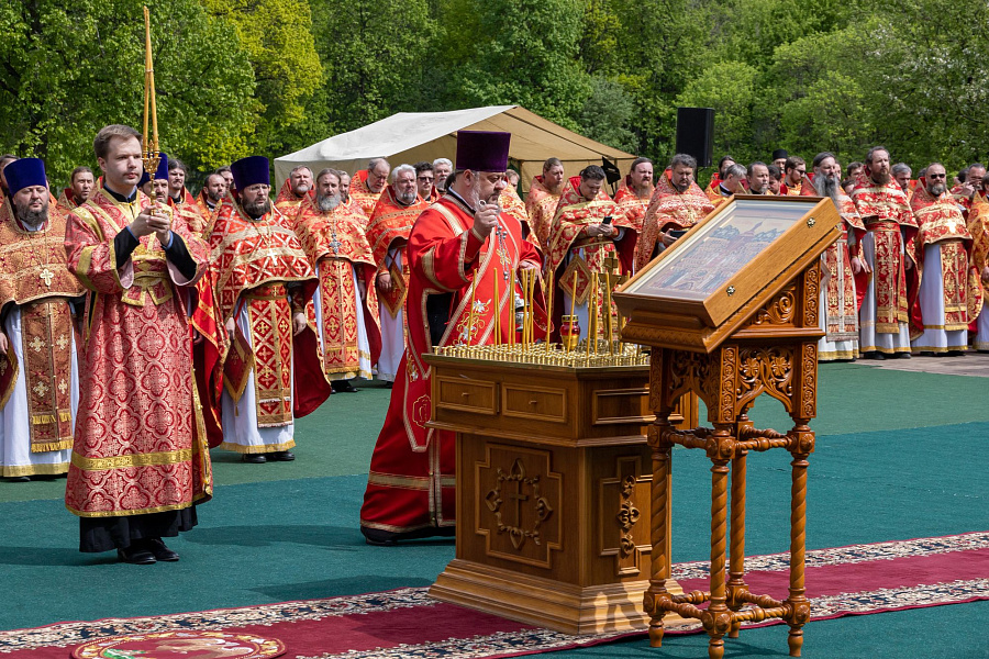 В праздник Собора новомучеников, в Бутове пострадавших, Патриарший наместник Московской митрополии возглавил Литургию на Бутовском полигоне