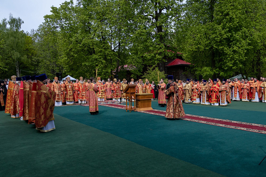 В праздник Собора новомучеников, в Бутове пострадавших, Патриарший наместник Московской митрополии возглавил Литургию на Бутовском полигоне