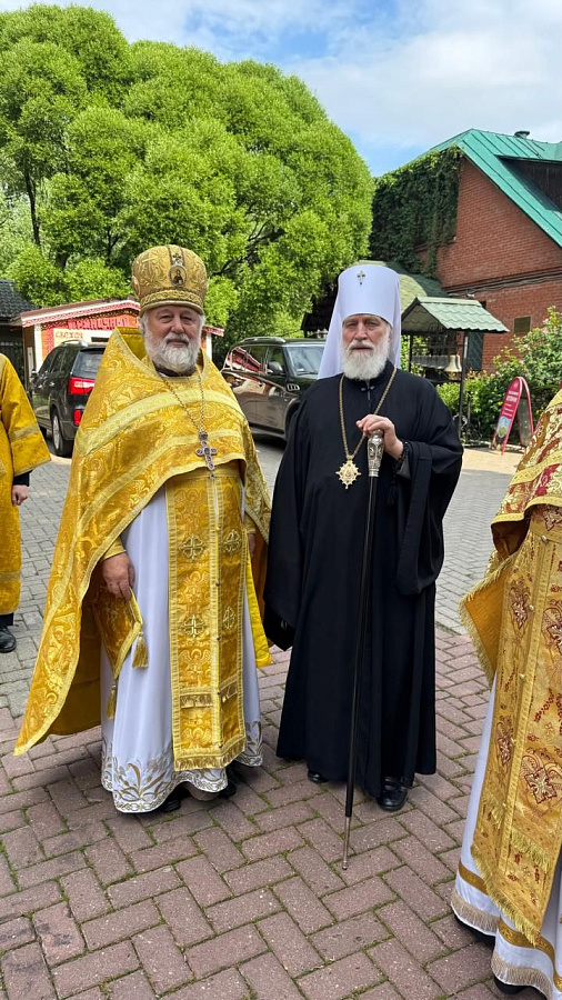 Архиерейское богослужение в храме Архистратига Михаила в Тропарёво