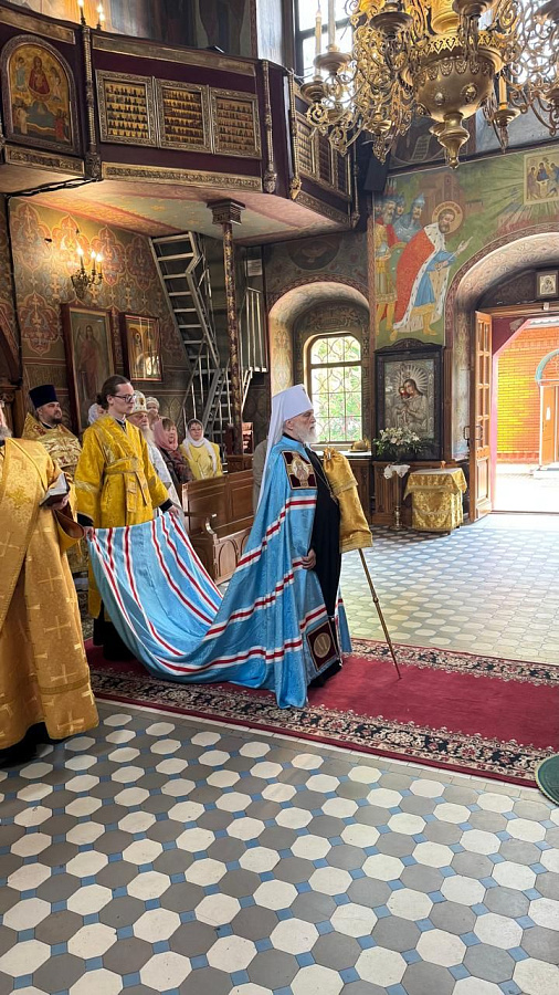 Архиерейское богослужение в храме Архистратига Михаила в Тропарёво