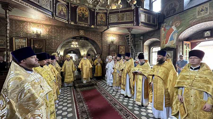 Архиерейское богослужение в храме Архистратига Михаила в Тропарёво