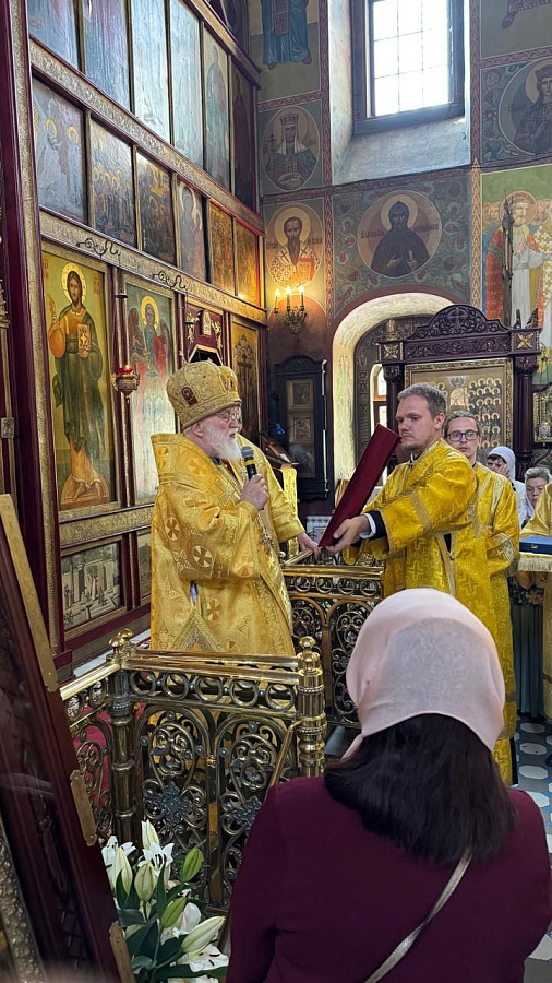 Архиерейское богослужение в храме Архистратига Михаила в Тропарёво