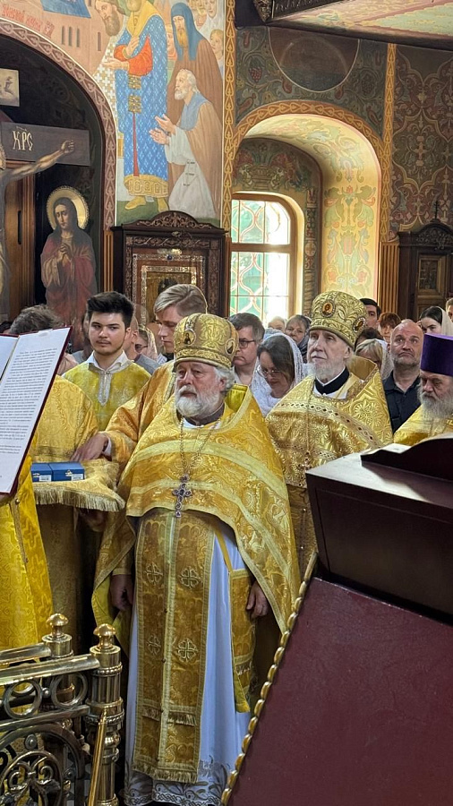 Архиерейское богослужение в храме Архистратига Михаила в Тропарёво