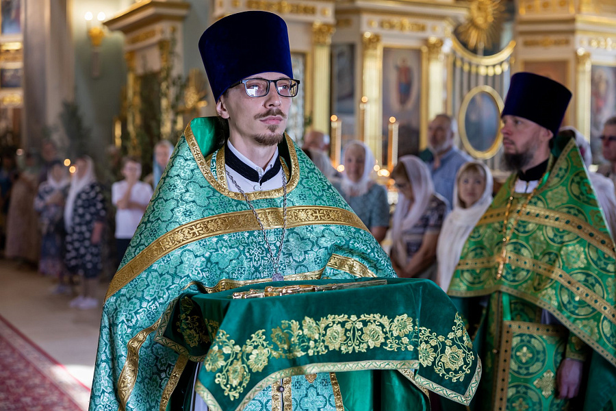 Архиерейское богослужение в Свято-Духовом храме села Шкинь Коломенского округа