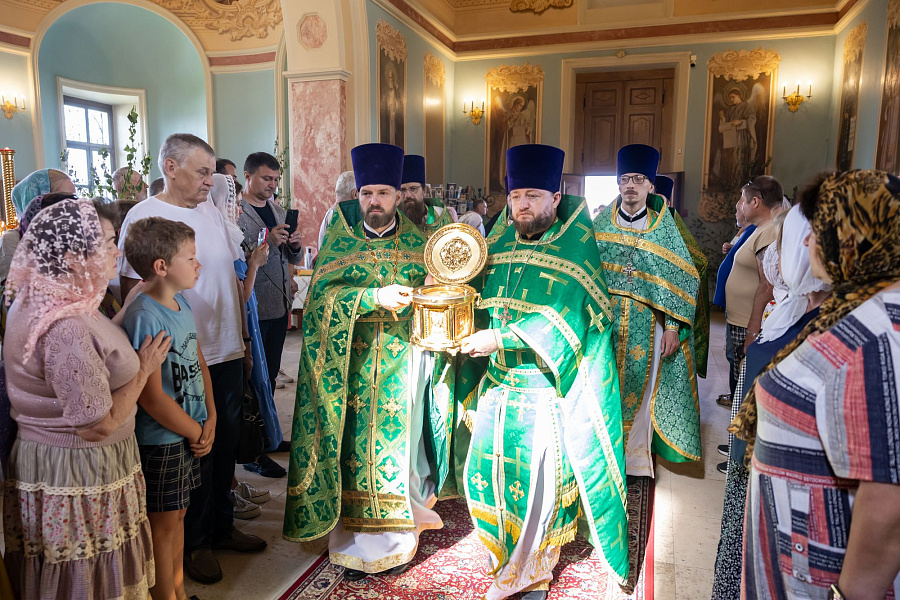 Архиерейское богослужение в Свято-Духовом храме села Шкинь Коломенского округа