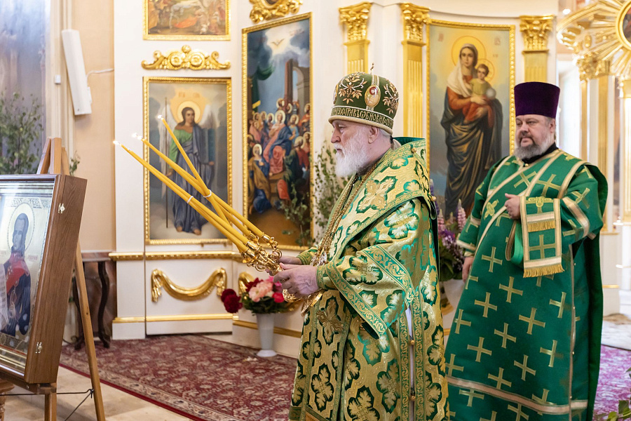 Архиерейское богослужение в Свято-Духовом храме села Шкинь Коломенского округа