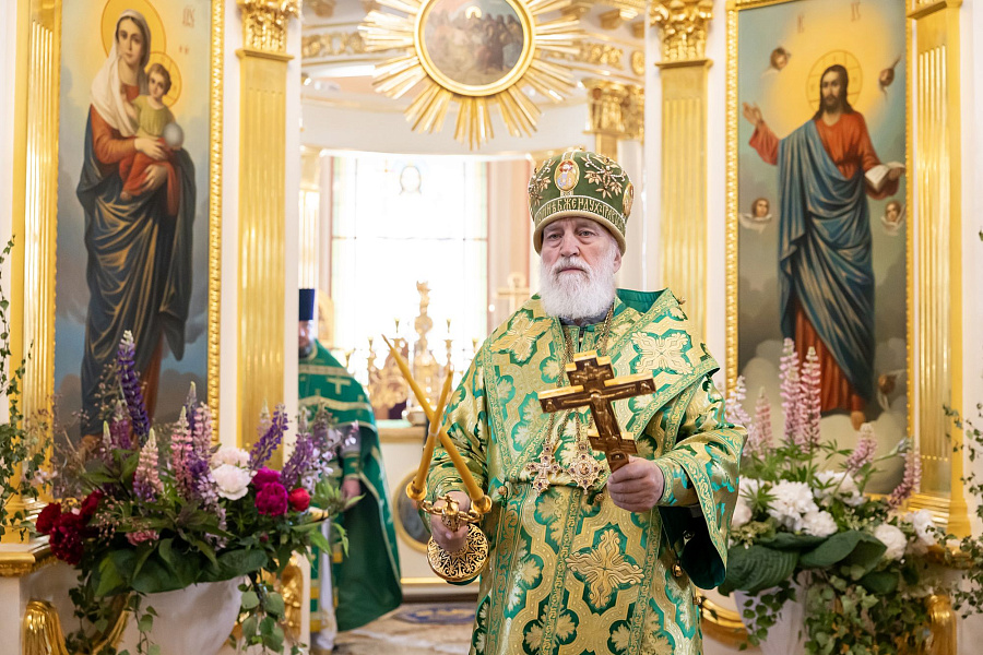 Архиерейское богослужение в Свято-Духовом храме села Шкинь Коломенского округа