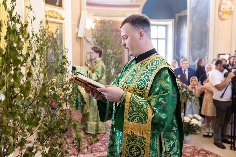 Архиерейское богослужение в Свято-Духовом храме села Шкинь Коломенского округа