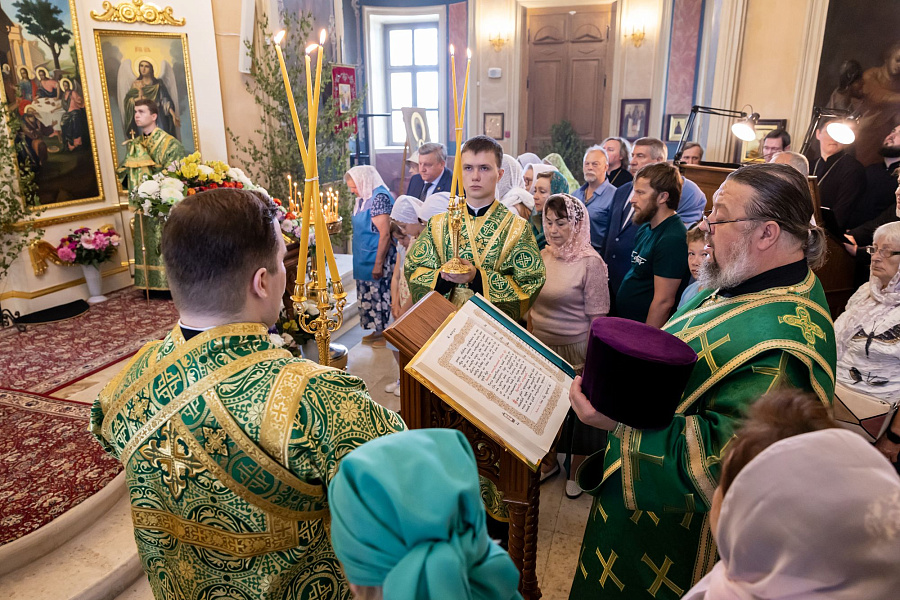 Архиерейское богослужение в Свято-Духовом храме села Шкинь Коломенского округа