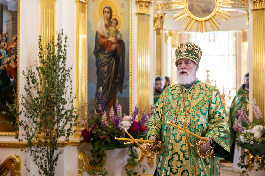 Архиерейское богослужение в Свято-Духовом храме села Шкинь Коломенского округа