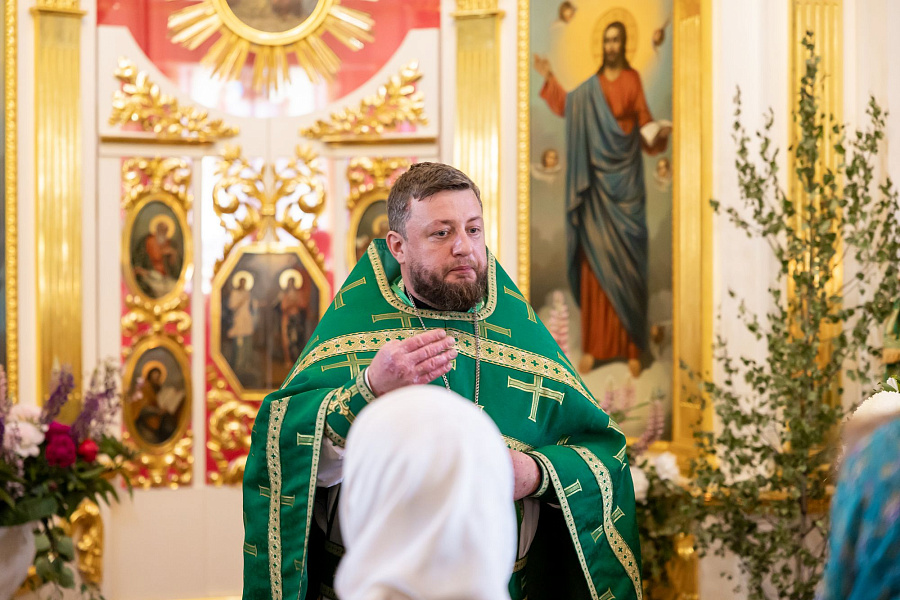 Архиерейское богослужение в Свято-Духовом храме села Шкинь Коломенского округа