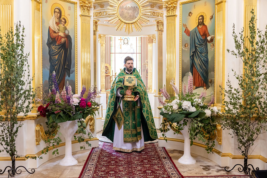 Архиерейское богослужение в Свято-Духовом храме села Шкинь Коломенского округа