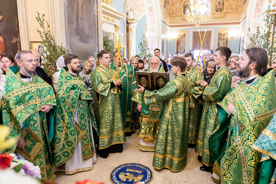 Архиерейское богослужение в Свято-Духовом храме села Шкинь Коломенского округа
