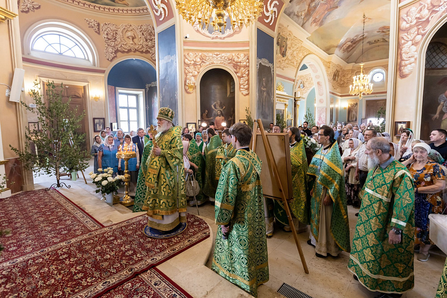 Архиерейское богослужение в Свято-Духовом храме села Шкинь Коломенского округа