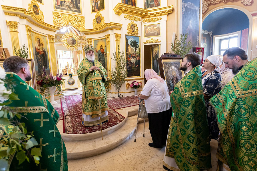 Архиерейское богослужение в Свято-Духовом храме села Шкинь Коломенского округа