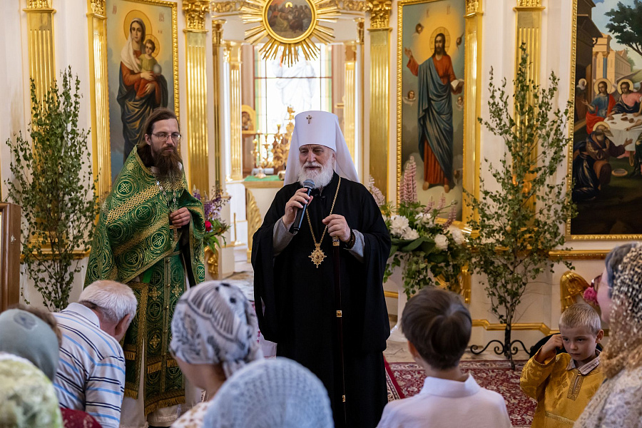Архиерейское богослужение в Свято-Духовом храме села Шкинь Коломенского округа