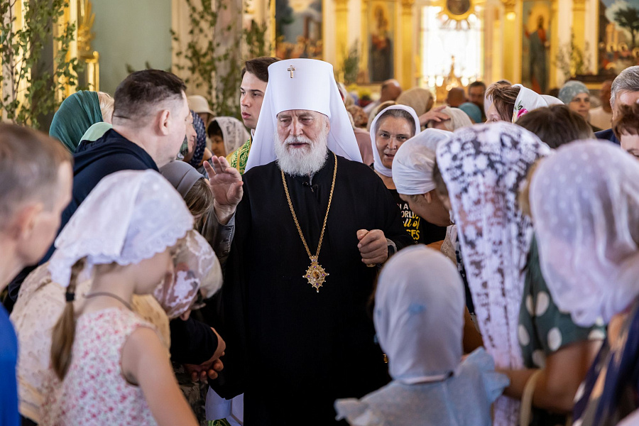 Архиерейское богослужение в Свято-Духовом храме села Шкинь Коломенского округа