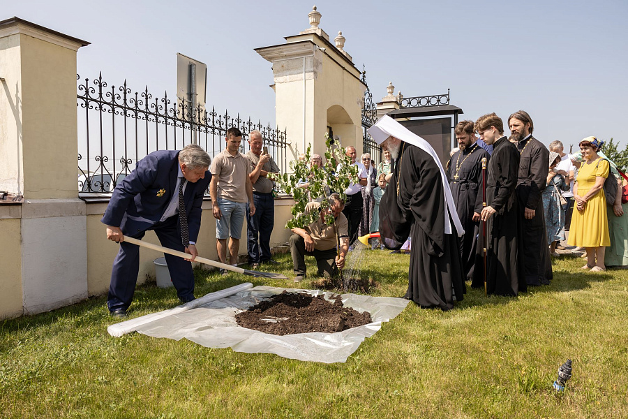 Архиерейское богослужение в Свято-Духовом храме села Шкинь Коломенского округа