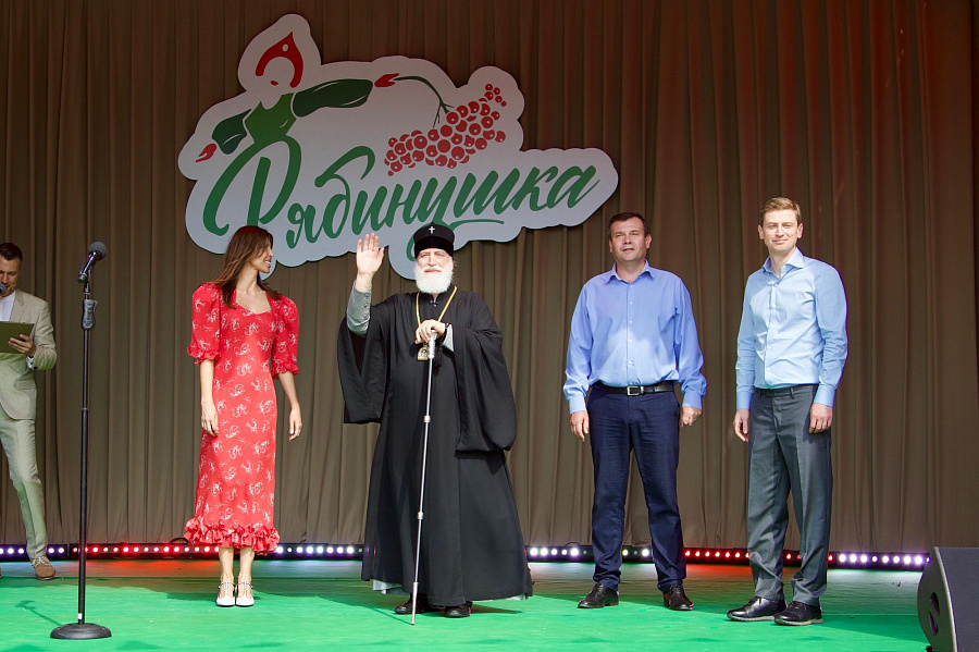 Митрополит Павел посетил областной семейный фестиваль «Рябинушка» на Соборной площади города Коломны