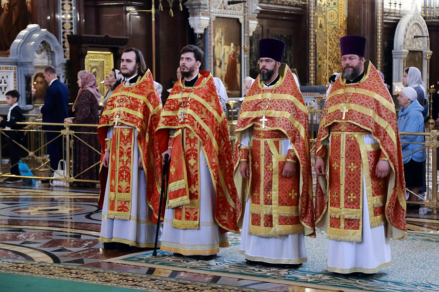 Патриарший наместник Московской митрополии возглавил Божественную литургию в Храме Христа Спасителя