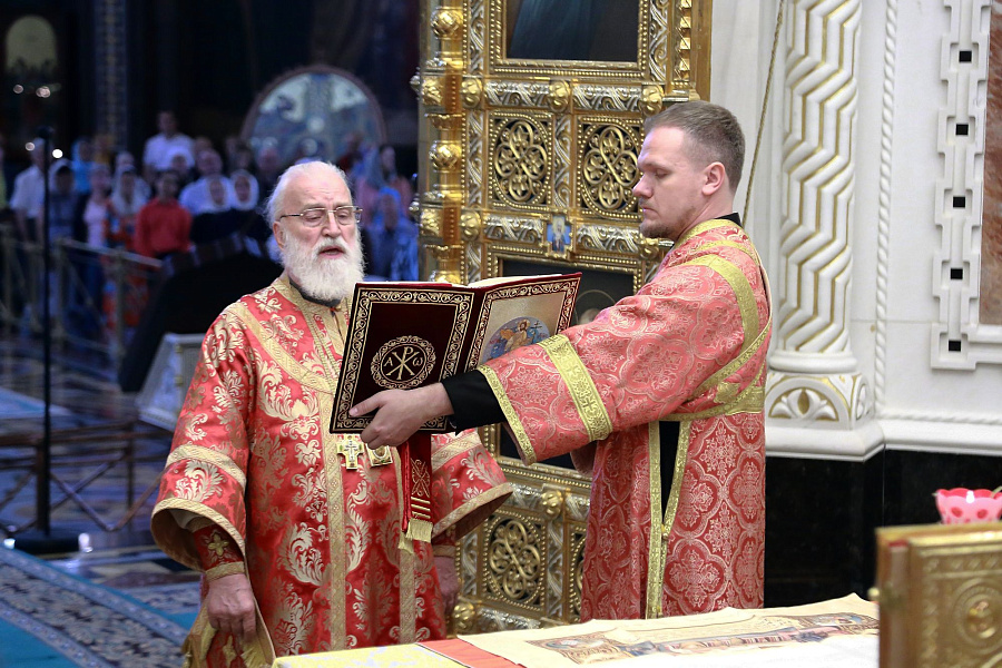 Патриарший наместник Московской митрополии возглавил Божественную литургию в Храме Христа Спасителя
