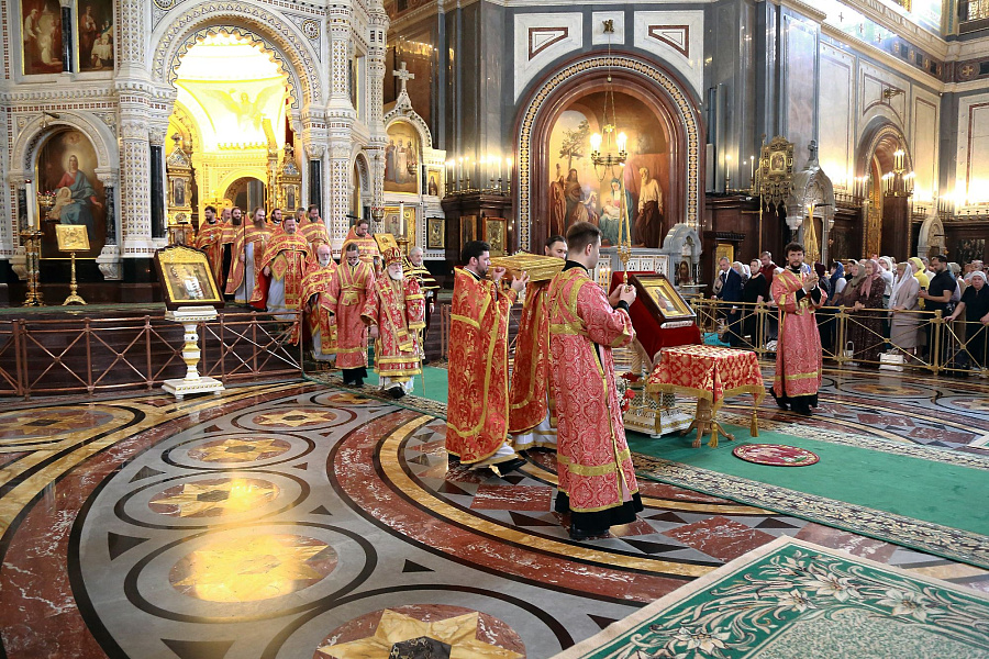Патриарший наместник Московской митрополии возглавил Божественную литургию в Храме Христа Спасителя