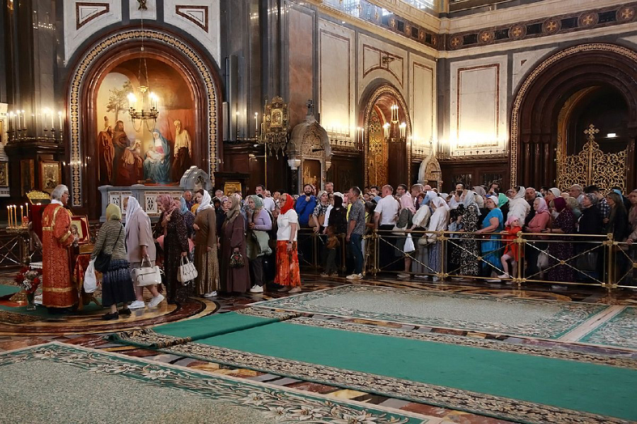 Патриарший наместник Московской митрополии возглавил Божественную литургию в Храме Христа Спасителя