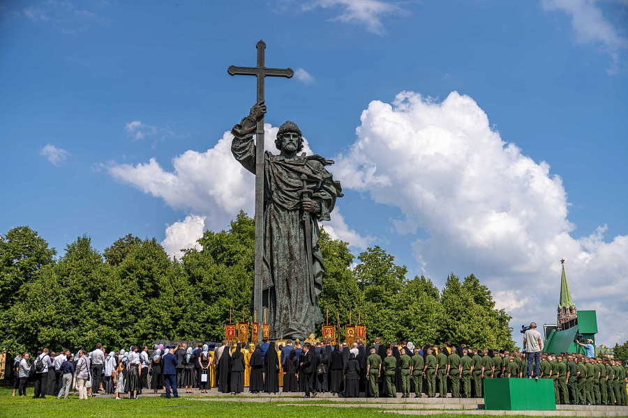В День Крещения Руси Предстоятель Русской Церкви совершил торжественный молебен у памятника равноапостольному князю Владимиру на Боровицкой площади в Москве