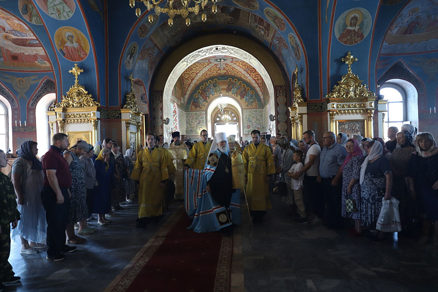 Соборное служение Божественной литургии архиереями Московской митрополии в Богоявленском соборе города Ногинска