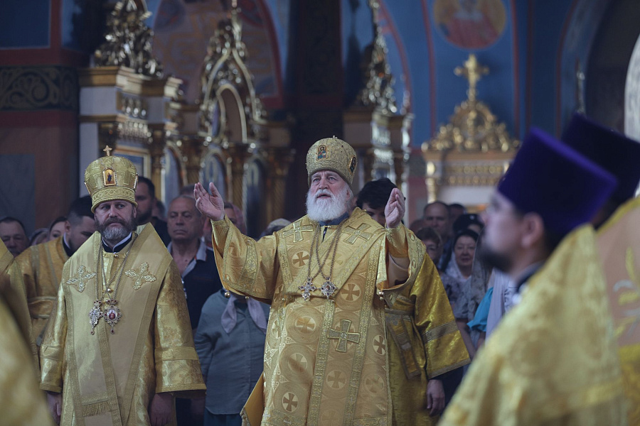 Соборное служение Божественной литургии архиереями Московской митрополии в Богоявленском соборе города Ногинска