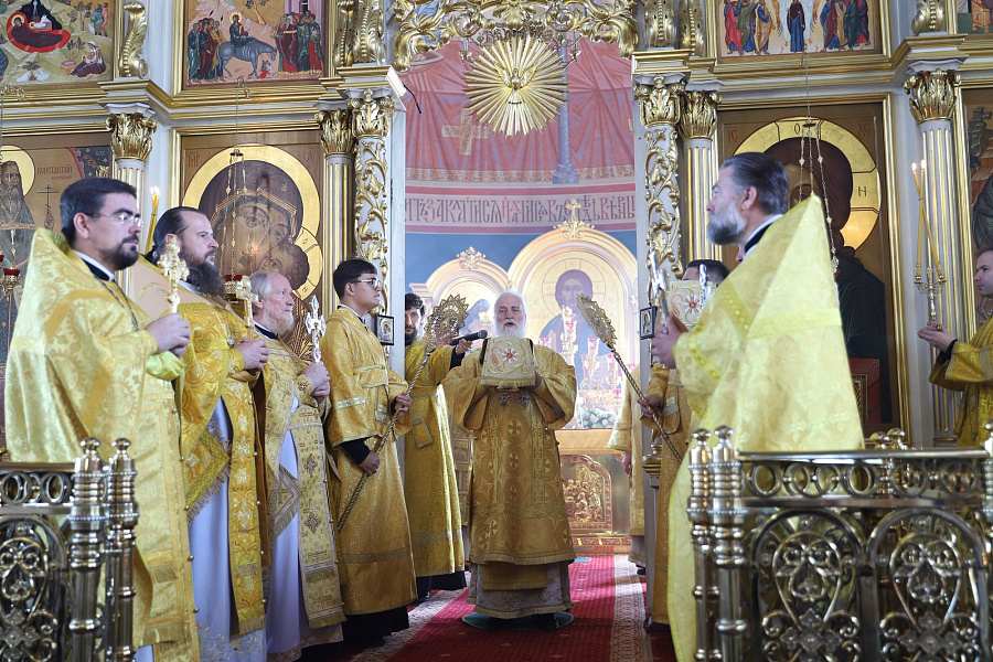 Соборное служение Божественной литургии архиереями Московской митрополии в Богоявленском соборе города Ногинска