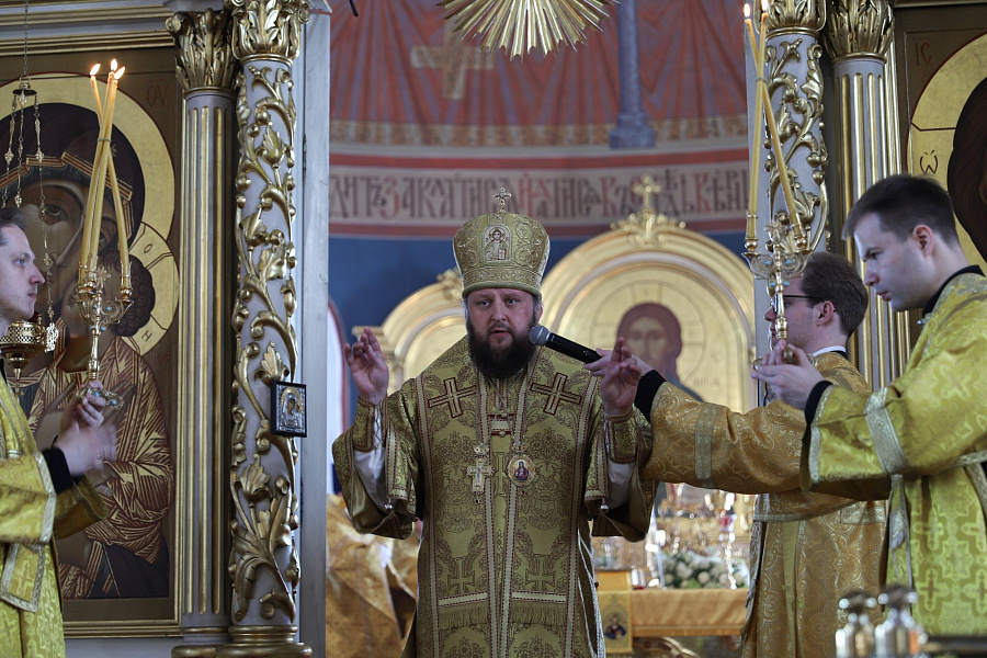 Соборное служение Божественной литургии архиереями Московской митрополии в Богоявленском соборе города Ногинска
