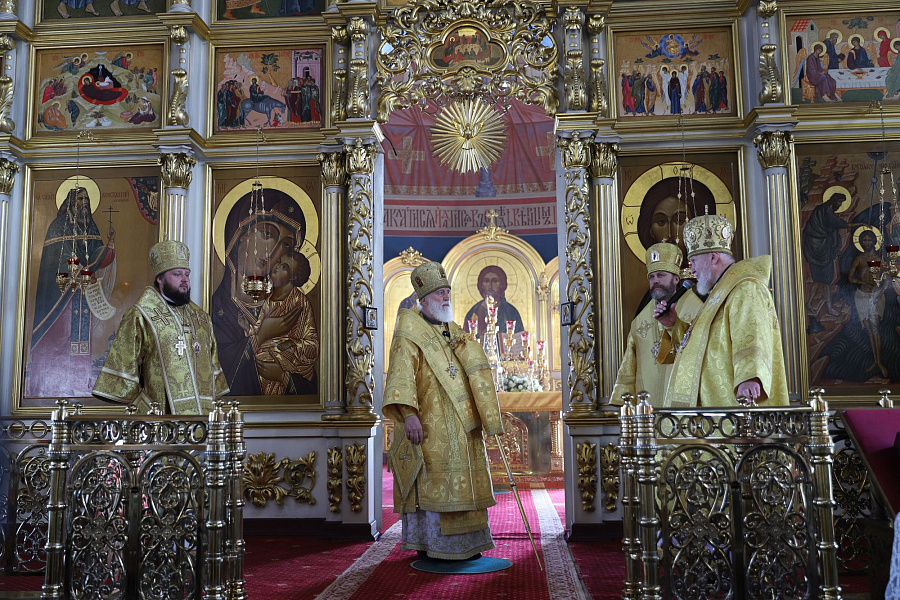 Соборное служение Божественной литургии архиереями Московской митрополии в Богоявленском соборе города Ногинска