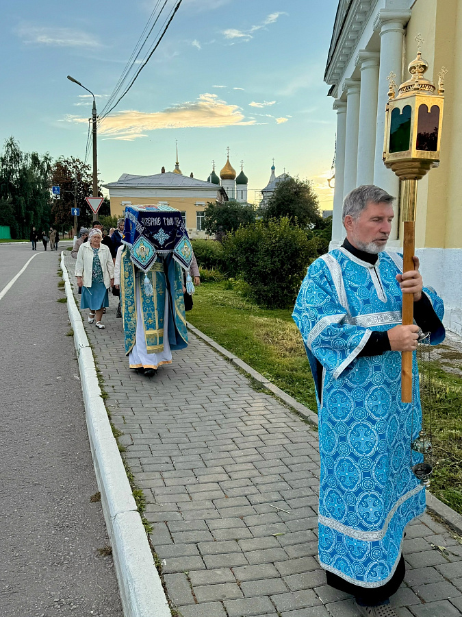 Дети-инвалиды из детского дома «Добрый дом «Коломенский» в Крестовоздвиженском храме города Коломна