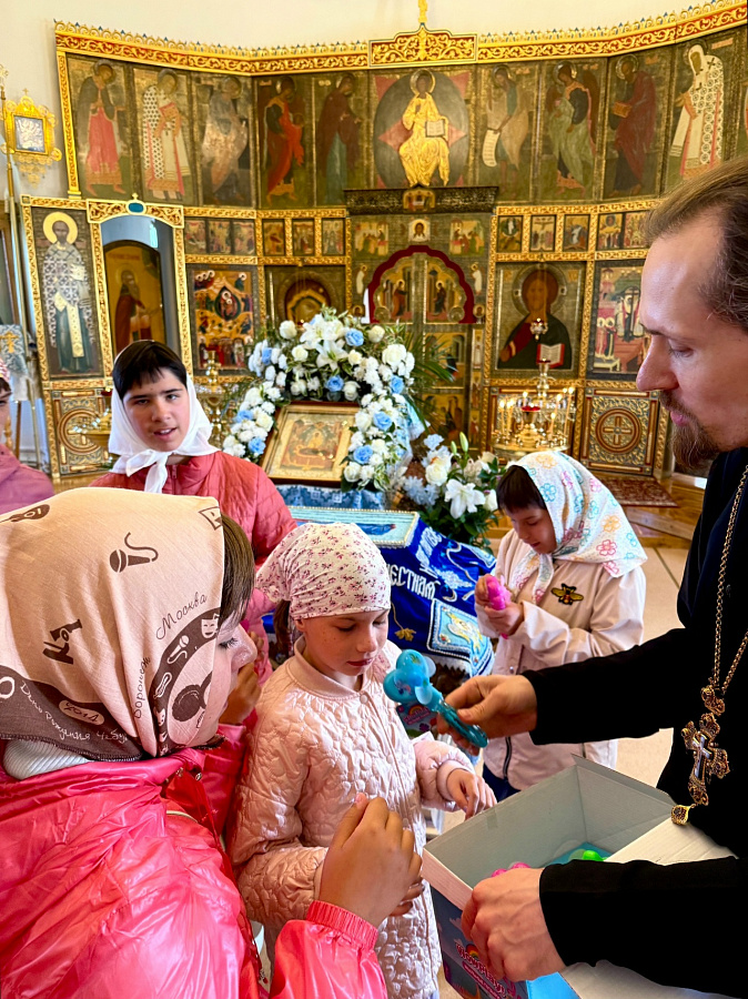 Дети-инвалиды из детского дома «Добрый дом «Коломенский» в Крестовоздвиженском храме города Коломна