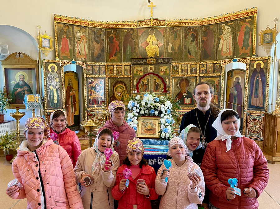 Дети-инвалиды из детского дома «Добрый дом «Коломенский» в Крестовоздвиженском храме города Коломна