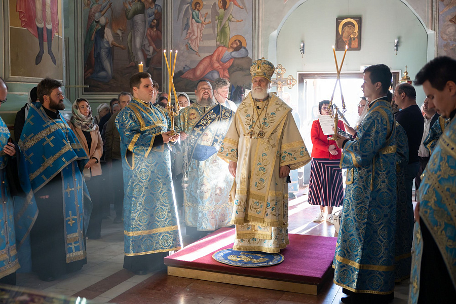 Архиерейское богослужение с чином погребения плащаницы Пресвятой Богородицы в Успенском кафедральном соборе города Коломны