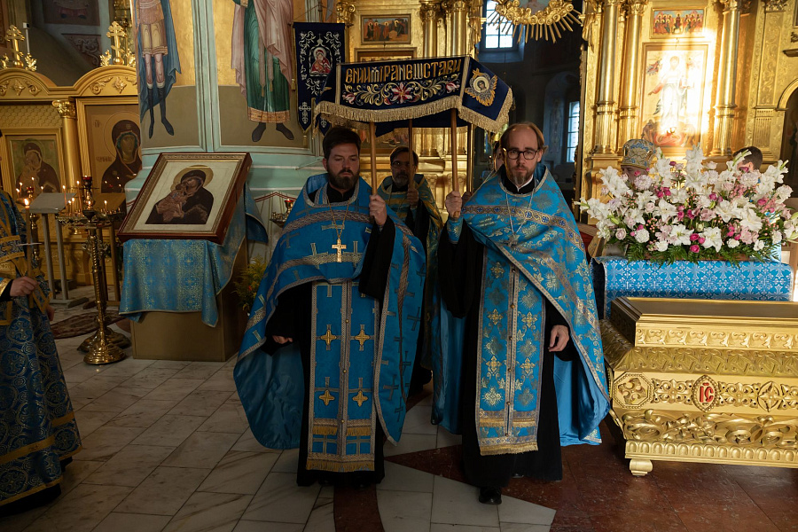 Архиерейское богослужение с чином погребения плащаницы Пресвятой Богородицы в Успенском кафедральном соборе города Коломны