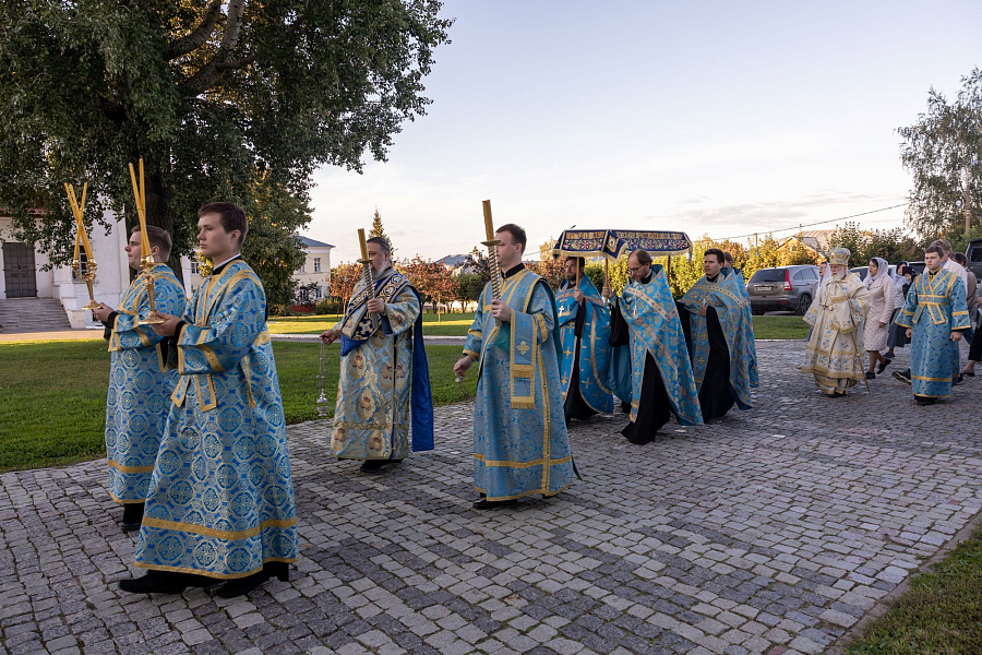 Архиерейское богослужение с чином погребения плащаницы Пресвятой Богородицы в Успенском кафедральном соборе города Коломны