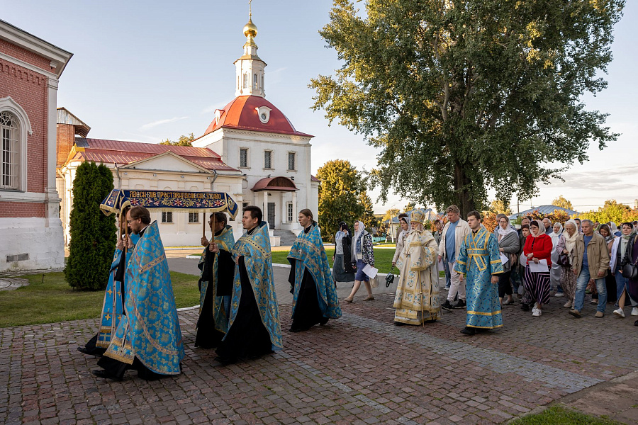 Архиерейское богослужение с чином погребения плащаницы Пресвятой Богородицы в Успенском кафедральном соборе города Коломны