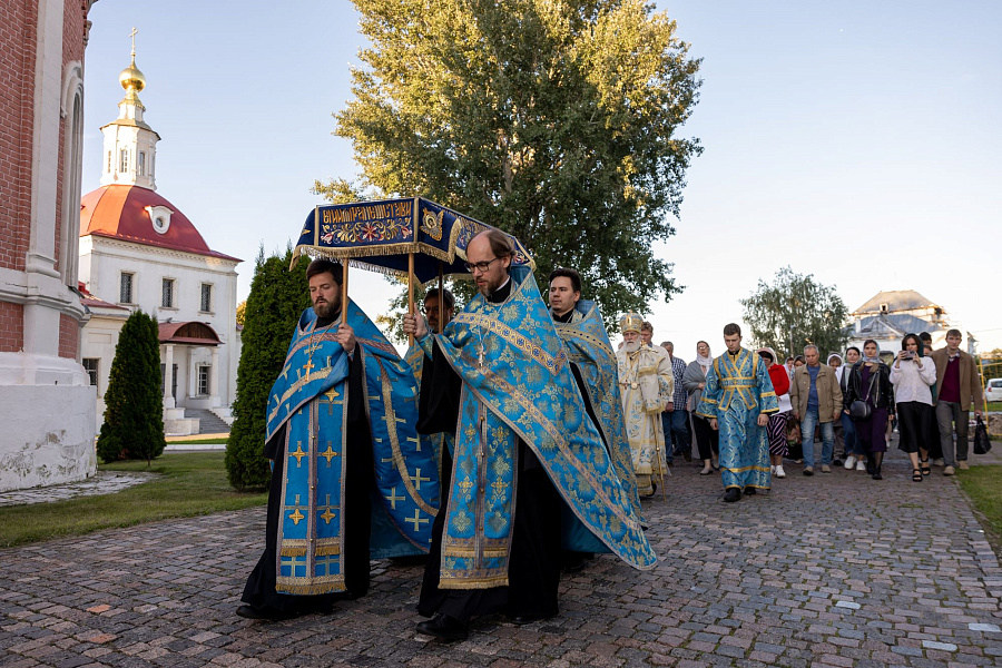 Архиерейское богослужение с чином погребения плащаницы Пресвятой Богородицы в Успенском кафедральном соборе города Коломны