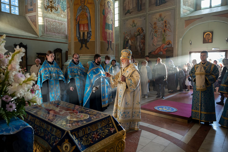 Архиерейское богослужение с чином погребения плащаницы Пресвятой Богородицы в Успенском кафедральном соборе города Коломны
